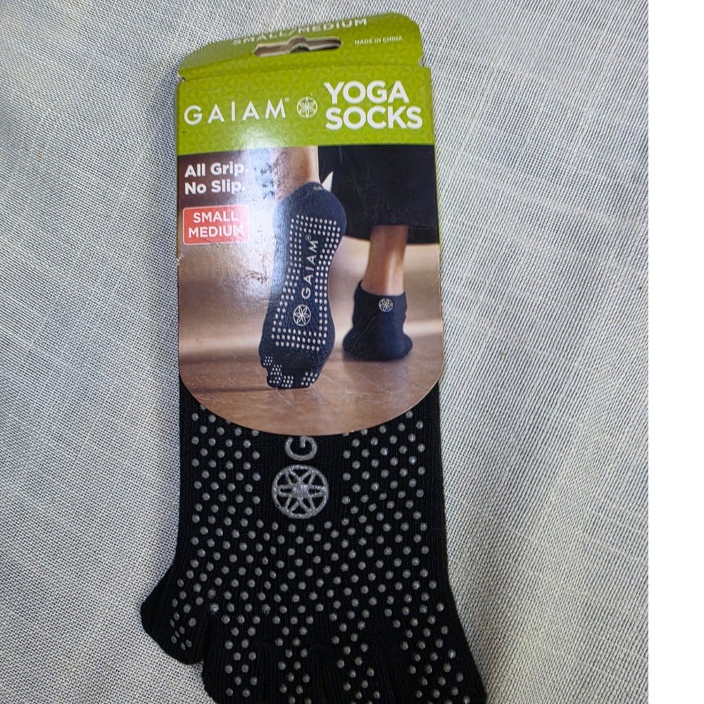 Gaiam Yoga Socks Black All Grip No Slip Five Toe Traction Small Medium 05-52223